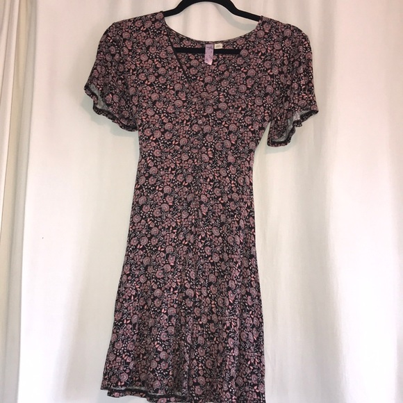 Francesca's Collections Dresses & Skirts - Francesca’s Flutter Sleeve Tie-Back Dress